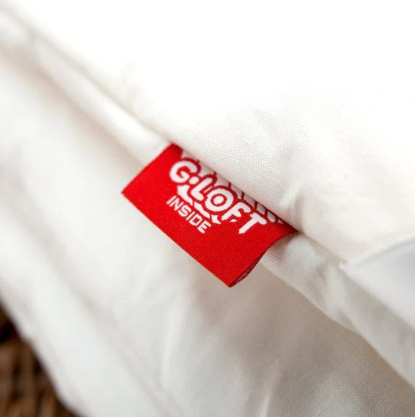 Stoffdetail einer Bettdecke mit sichtbarem „G-LOFT INSIDE“-Label für Premium-Qualität.